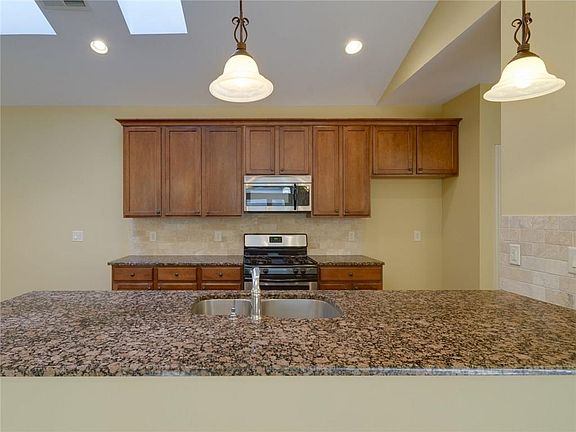 5th image of 223 Highland Village Ln
