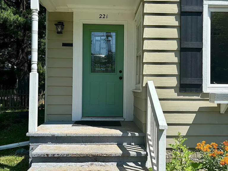 221 E Hughes St — Photo 2