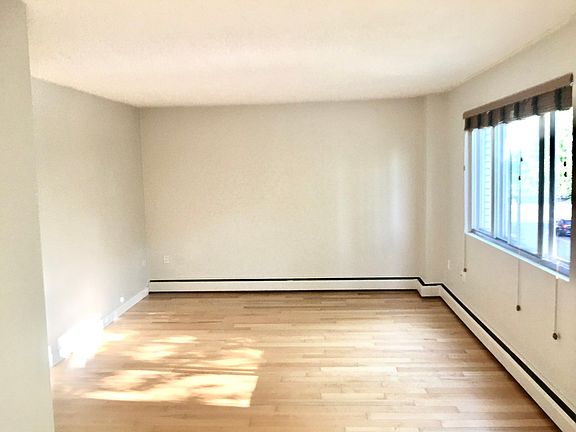 4th image of 10021 116th St #307