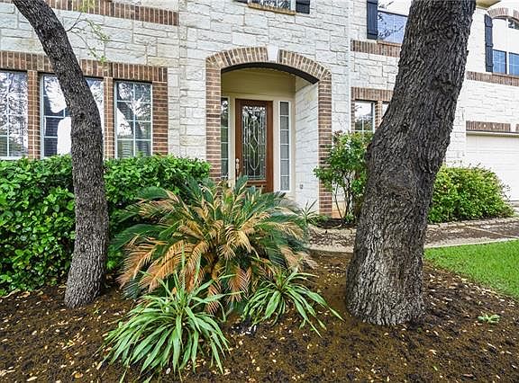 2nd image of 2215 Buena Vista Ln