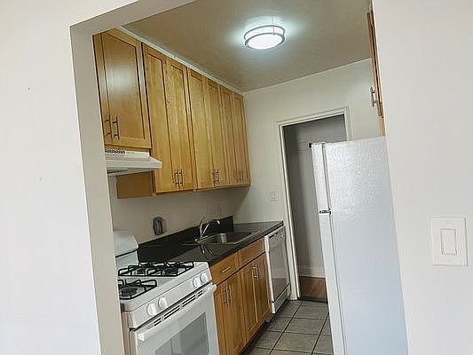 2nd image of 3640 Oxford Ave #5D