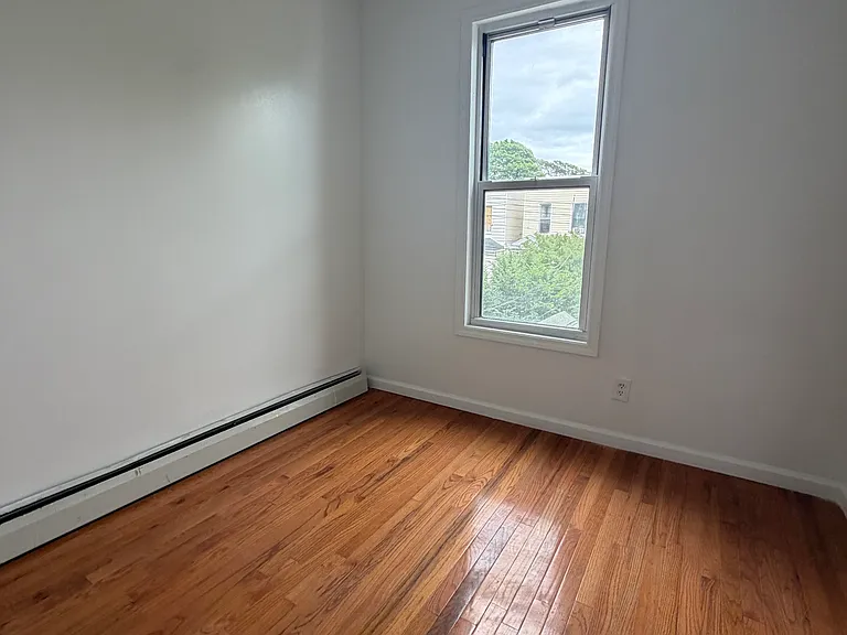 1433 Saint Lawrence Ave — Photo 8