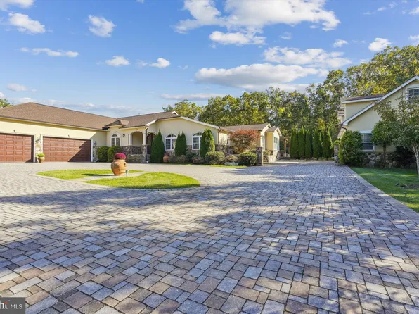 12501 Rochester Dr, Fairfax, VA 22030