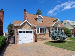 220 Evelyn Rd, Mineola, NY 11501