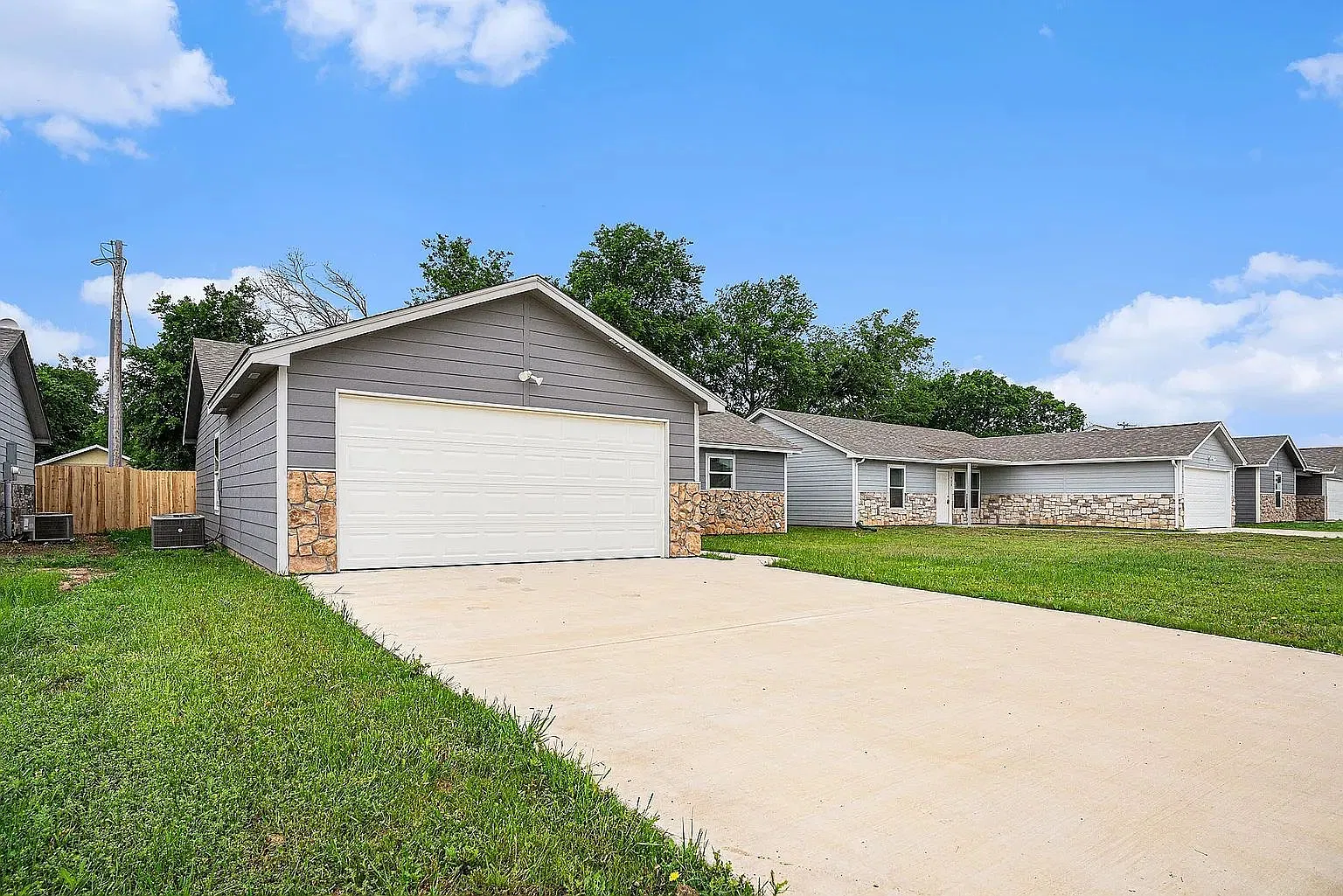 3 bed, 2.0 bath, 1400 sqft, $1,800 — Photo 3