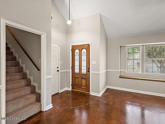 5th image of 33 Peppermill Dr
