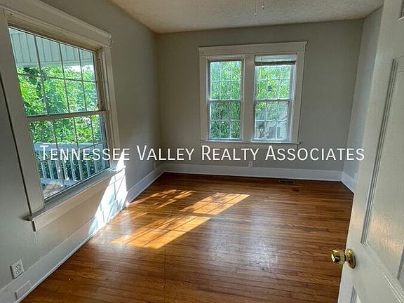 5th image of 2649 Parkview Ave