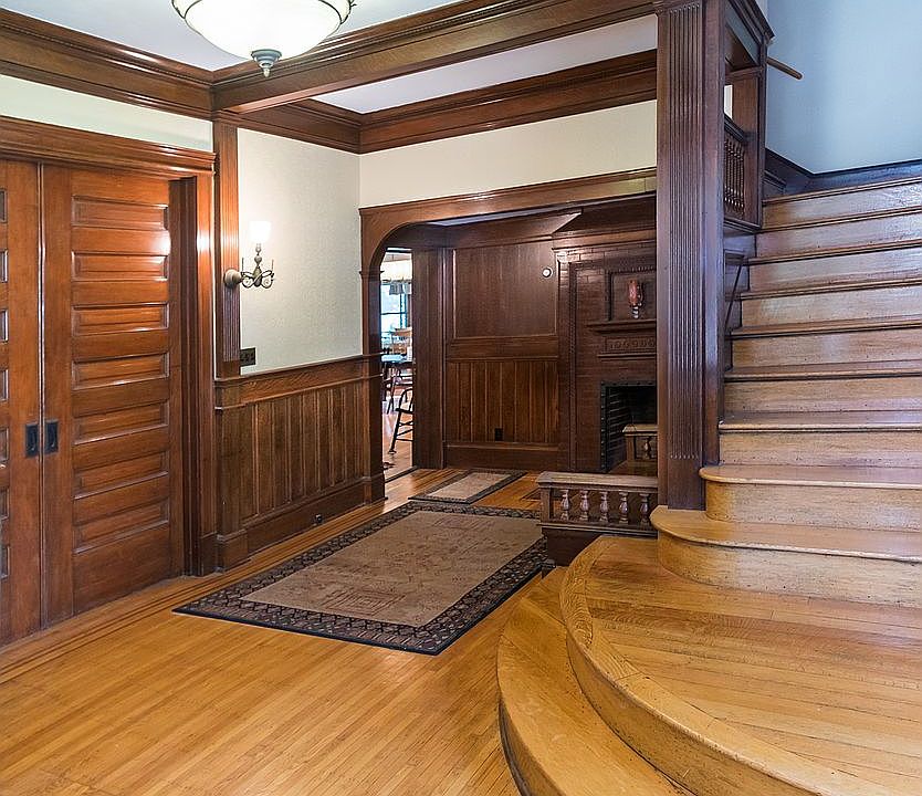 Common foyer w fireplace