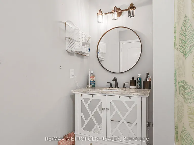 2420 Baintree Cres — Photo 32