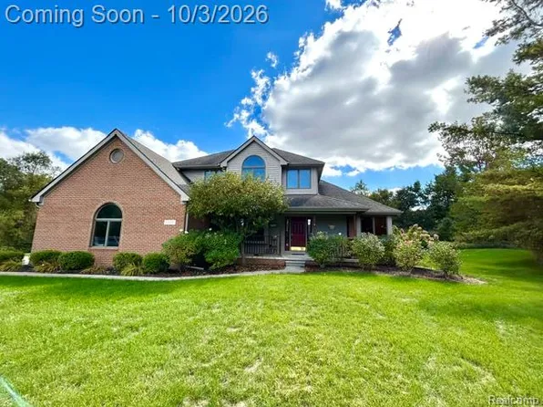11454 Arrowhead Dr, South Lyon, MI 48178