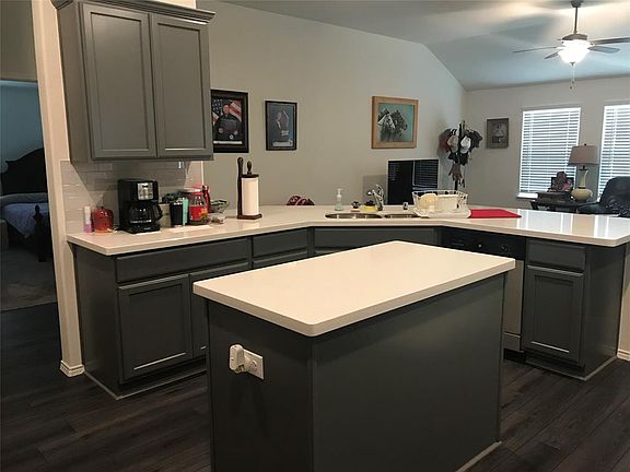 4th image of 2918 Rosemount Ln.