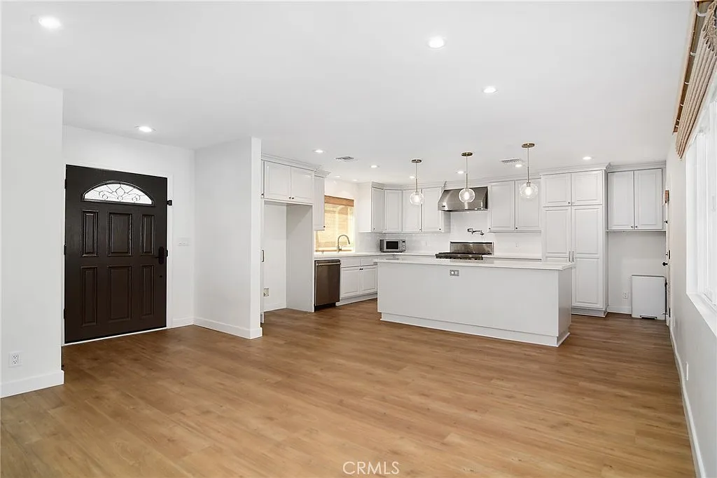 8 bed, 4.5 bath, 4145 sqft, $15,000 — Photo 2