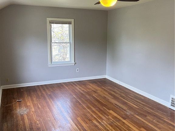5th image of 331 E 218th St