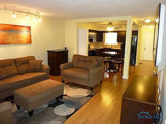 3rd image of 2718 Sweetbriar Ct