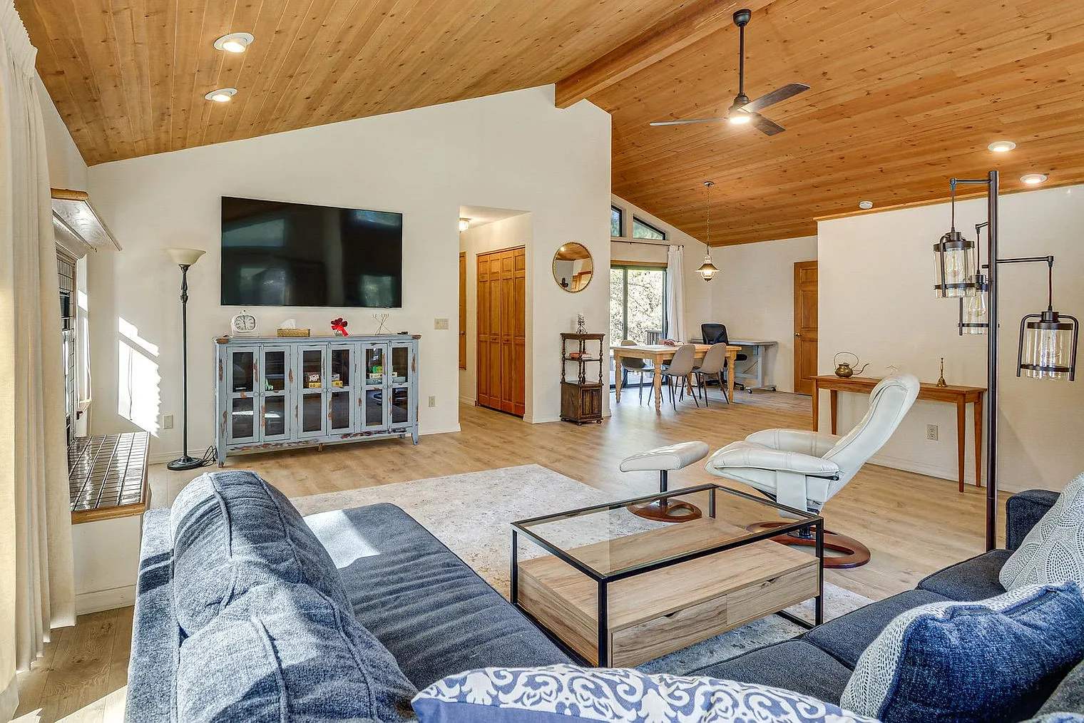 2 bed, 1.0 bath, 1291 sqft, $2,816 — Photo 1