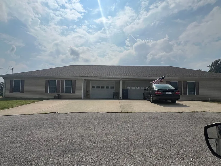 110 Nancy Ln — Photo 2