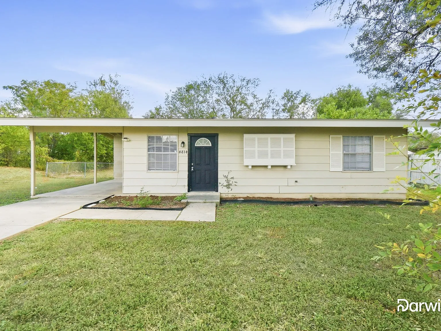 3 bed, 1.5 bath, 952 sqft, $1,215 — Photo 1