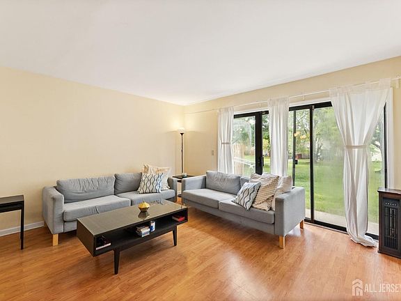 3rd image of 373 Bromley Pl