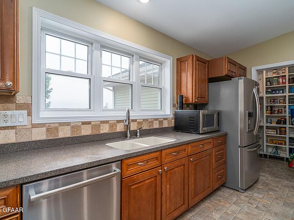 5th image of 529 Cedar Ln