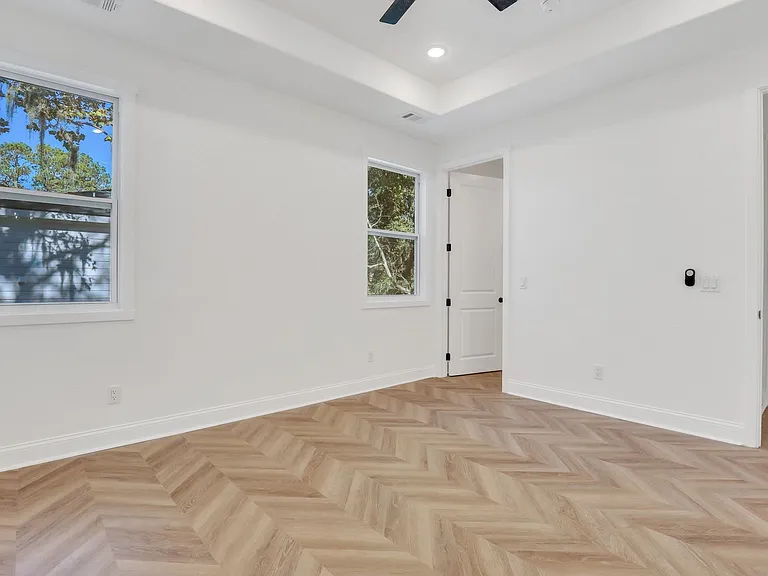 912 E Henry St — Photo 19