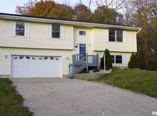 16 Scarborough Dr, Mackinaw, IL