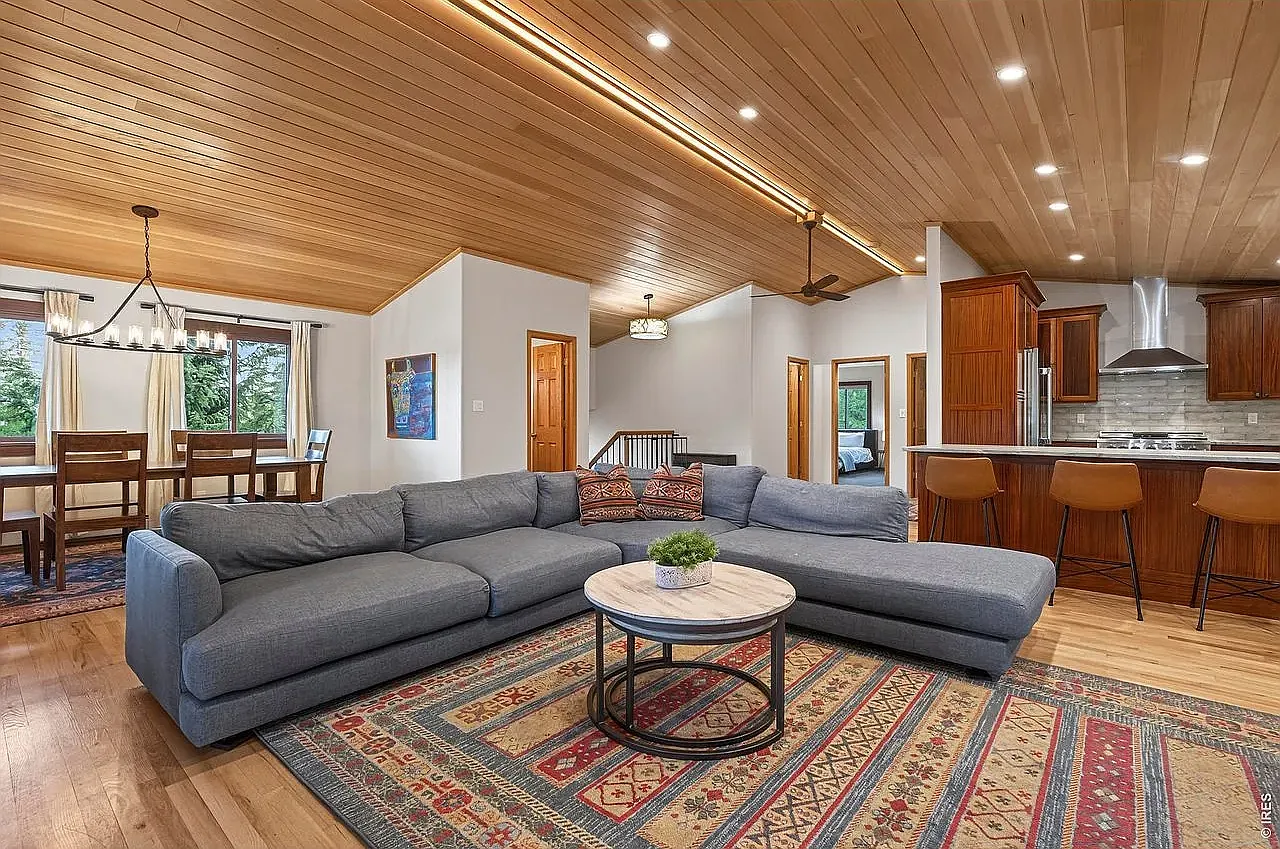 3 bed, 2.5 bath, 2372 sqft, $5,400 — Photo 2