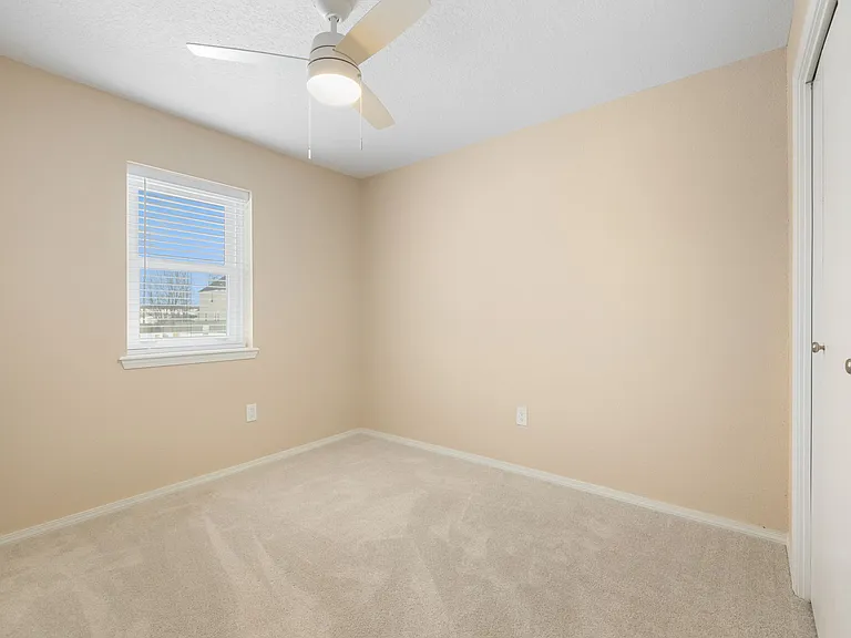 304 SE B St — Photo 12