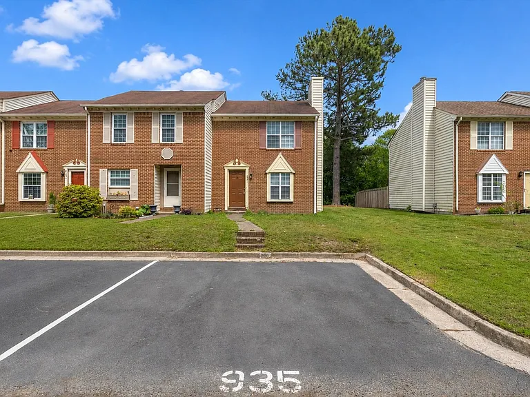 935 Still Harbor Cir — Photo 1