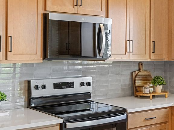 Plan 2566 Modeled - Tile backsplash
