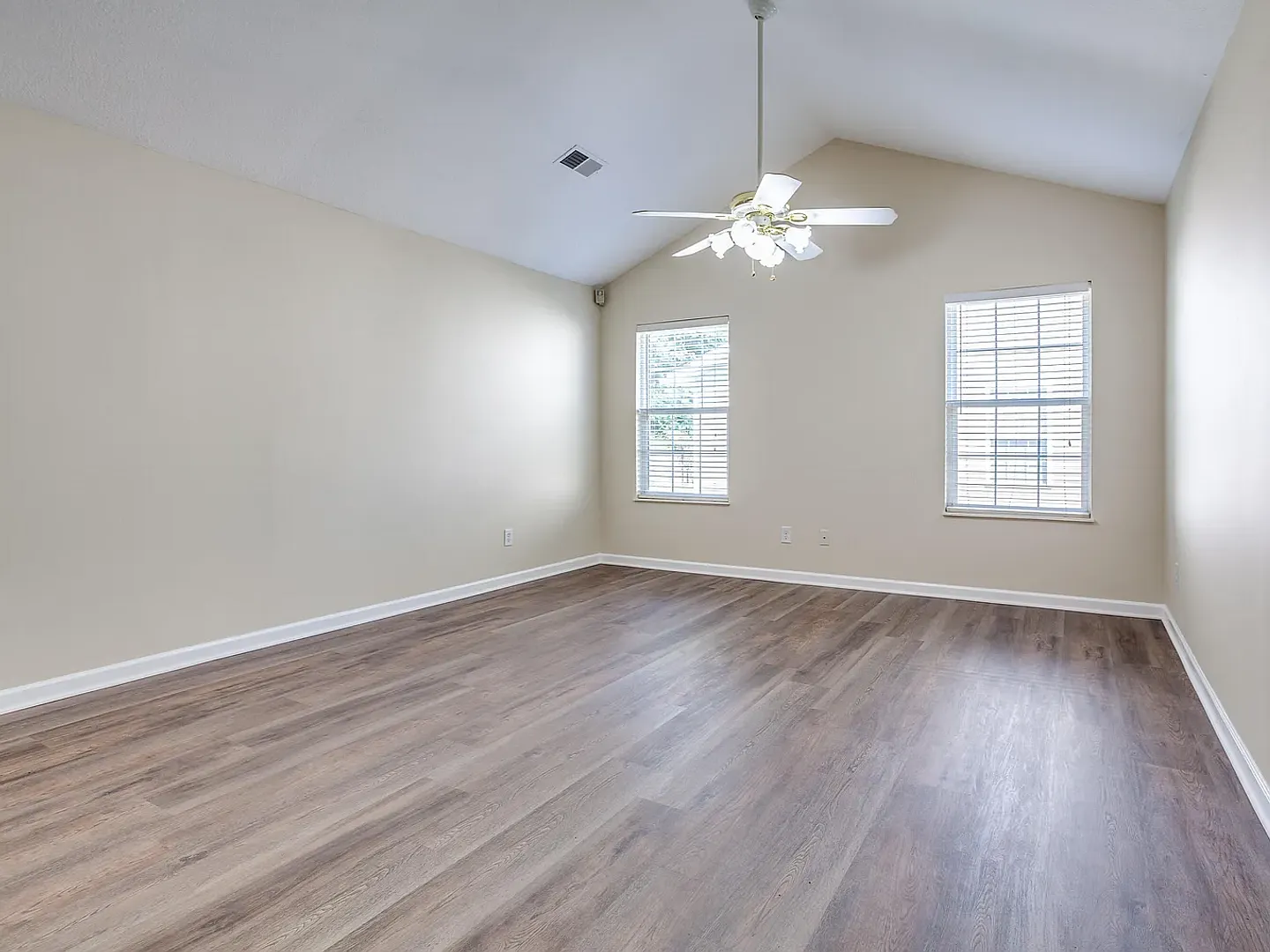 2bd/2ba end unit available now! — Photo 4