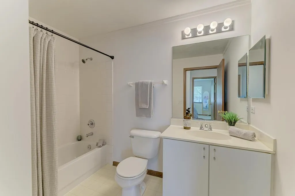 2 bed, 1250 sqft, $2,500 — Photo 2