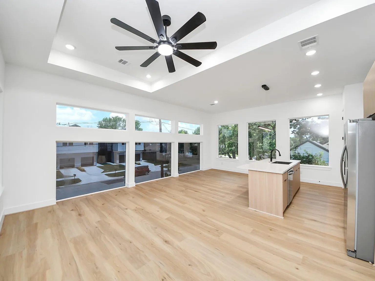 3 bed, 2.0 bath, 1330 sqft, $2,300 — Photo 2