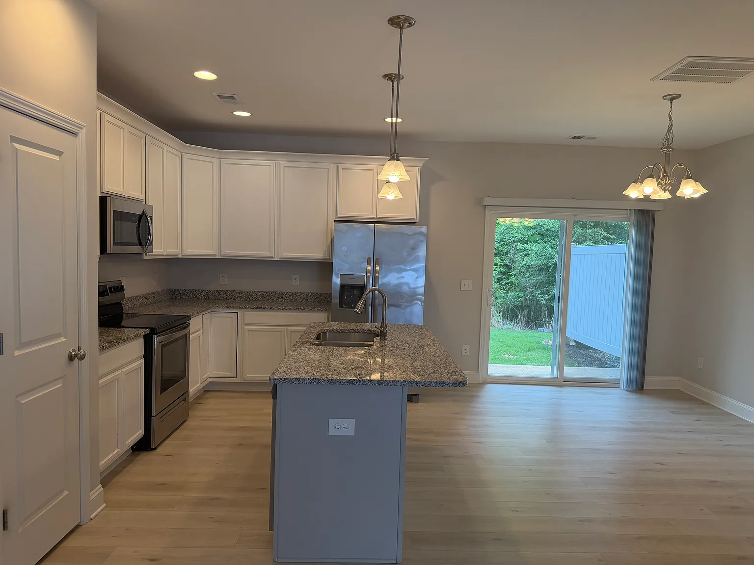 3 bed, 2.5 bath, 2000 sqft, $1,685 — Photo 2