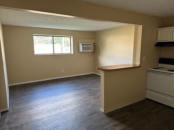 2nd image of 1635 Jackson Ln APT C