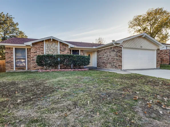 922 W Embercrest Dr, Arlington, TX 76017