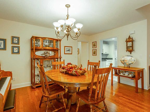 3rd image of 429 Peachtree Cir