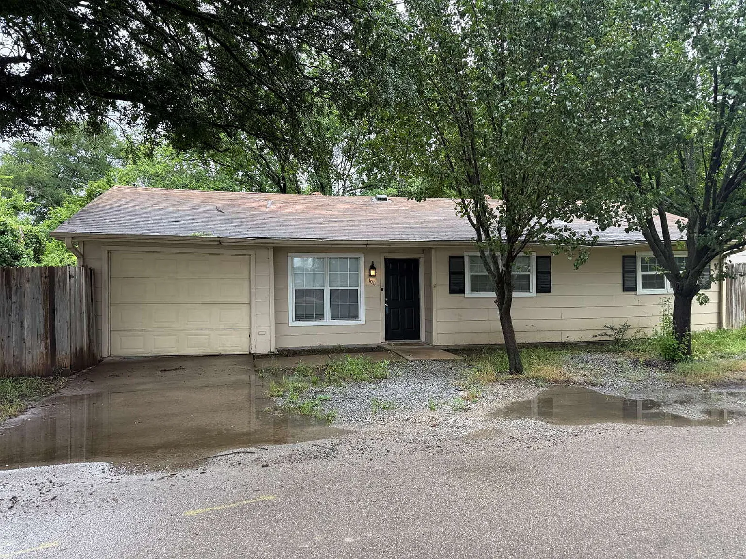 3 bed, 1.0 bath, 1960 sqft, $1,795 — Photo 1