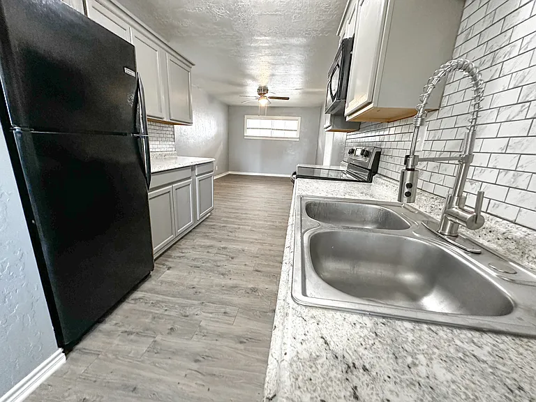 212 SW 23rd Pl — Photo 15