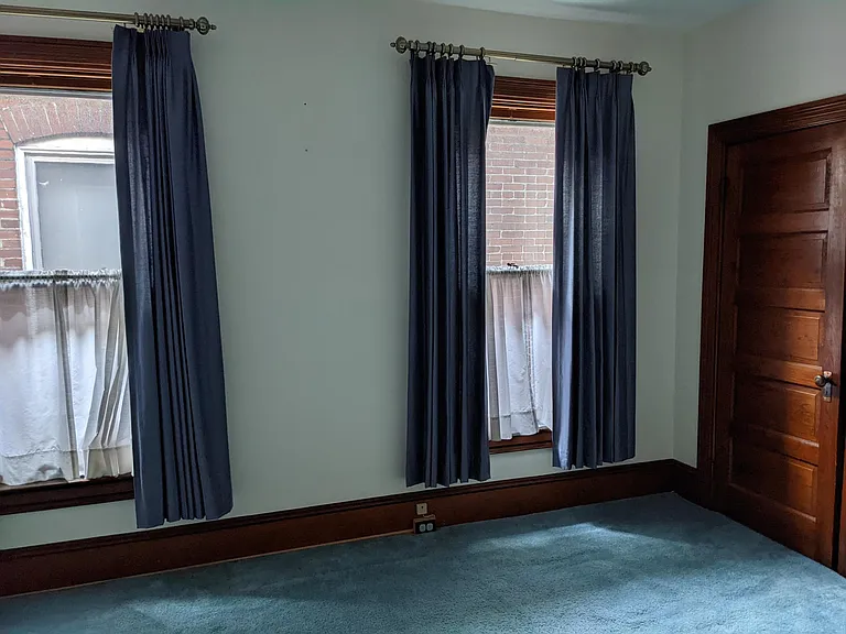 Middle bedroom (2nd floor)