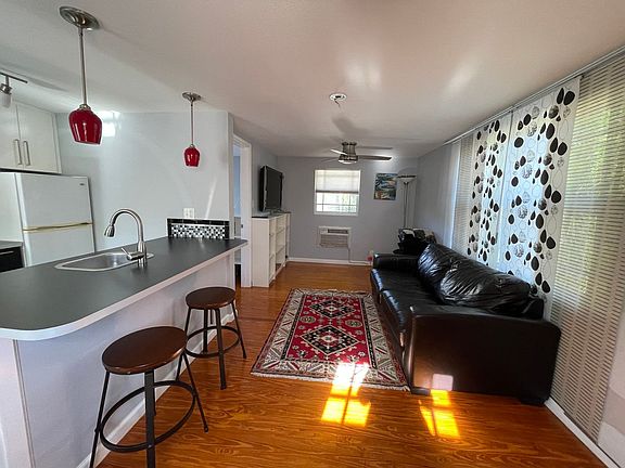 4th image of 805 1/2 Vistabula St #2