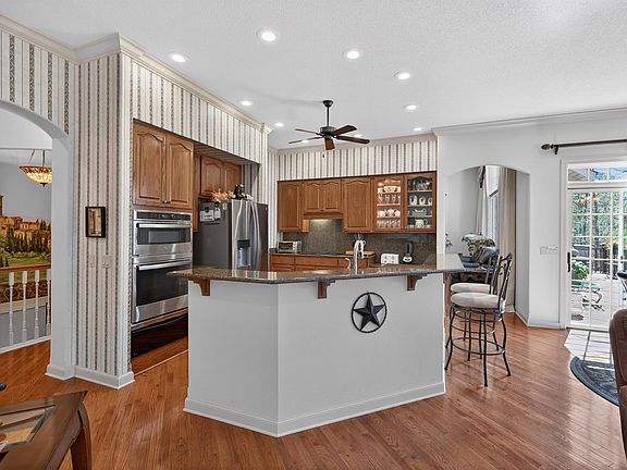 3rd image of 75 Loyola Dr