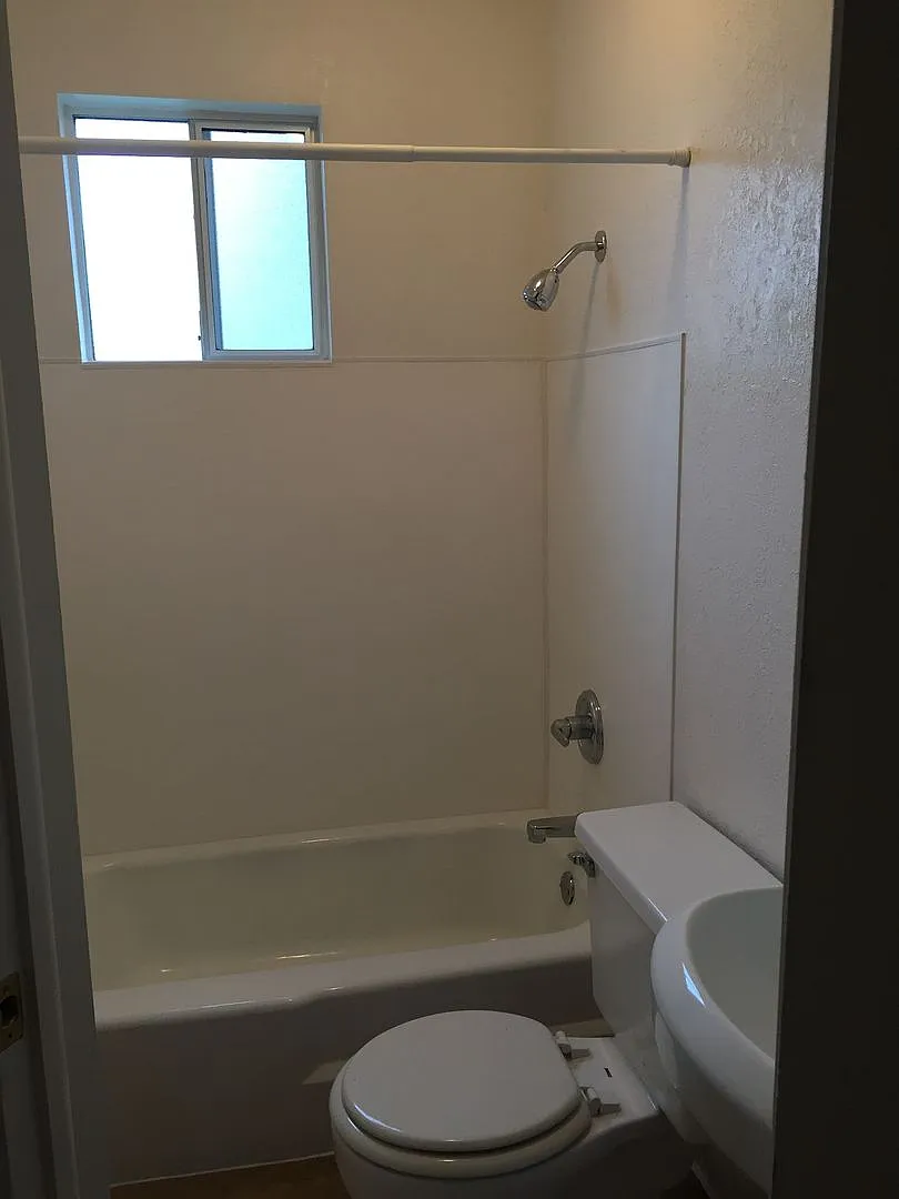 3bd 2bth - Fenced Yard & Washer Dryer Hookup - Grants Pass — Photo 3