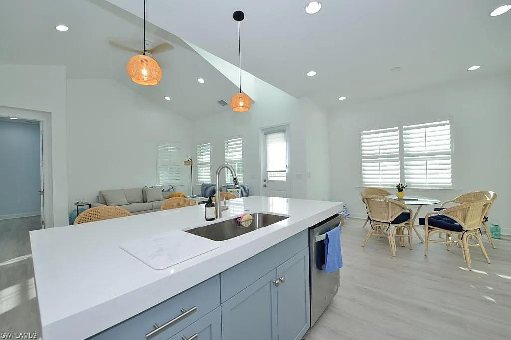 2 bed, 2.0 bath, 1411 sqft, $6,500 — Photo 3