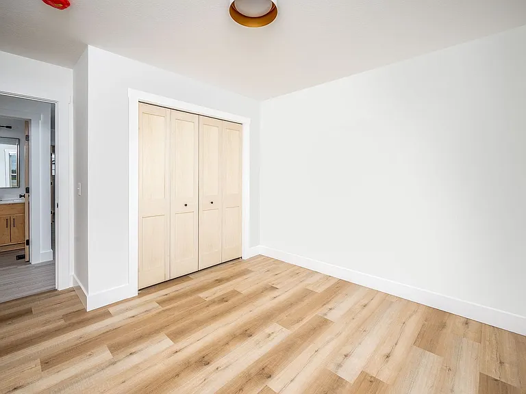 2046 Noble Dr — Photo 18