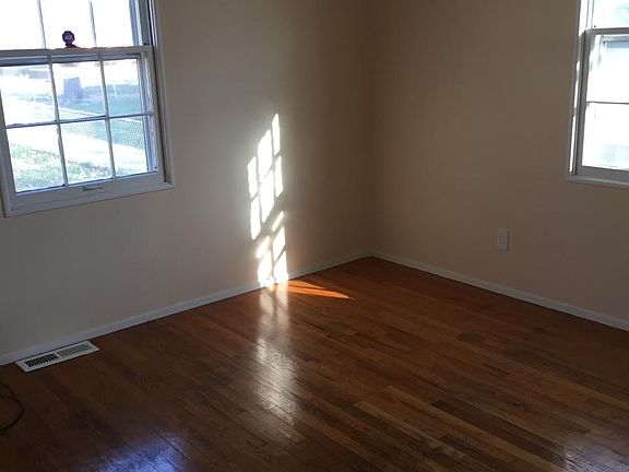 4th image of 2415 Hawthorne Manor Dr
