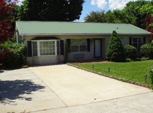 379 Wadesboro Cir, Franklin, NC 28734