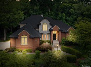 260 Forest Crest Dr, Commerce Township, MI 48390