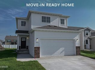 934 David Dr, Grand Forks, ND 58201