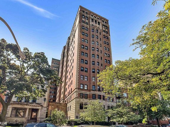 3rd image of 431 W Oakdale Ave APT 10A