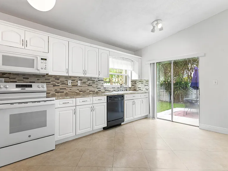 13945 Langley Pl — Photo 44